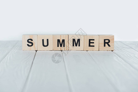 白色木制桌面上用木立方体制成的暑期图片