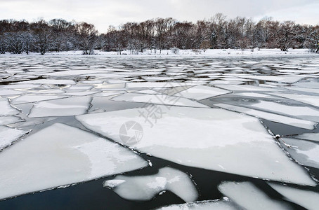 春季黄昏河面上浮冰图片