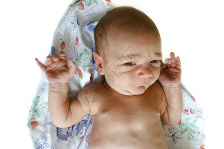 2周大婴儿的肖像图片