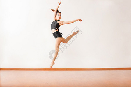 一位美丽的西班牙裔舞者在舞蹈室跳图片