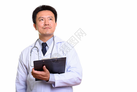 日本男医生在思考时拿着剪贴板图片