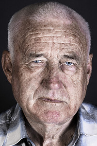 黑色背景中一位老人的风格化肖像图片