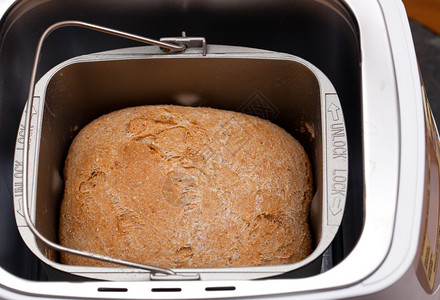 面包机烘烤全麦面包图片