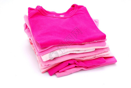 一堆刚洗过衣服的粉红色女孩的衣服图片