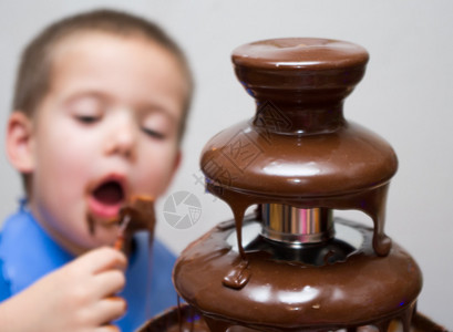小男孩吃巧克力巧克力图片