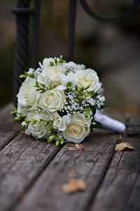 结婚戒指和白玫瑰花束图片