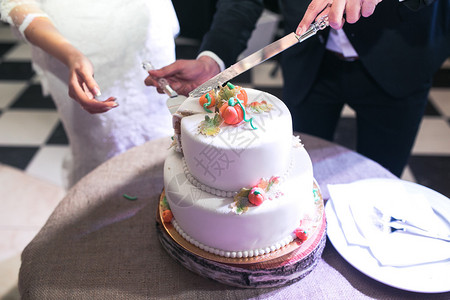 新娘和新郎切了婚礼美丽的蛋糕图片
