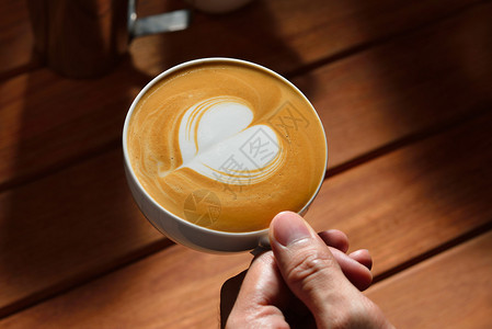 咖啡拿铁艺术的制作图片