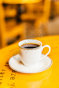 咖啡店木桌上的咖啡杯图片