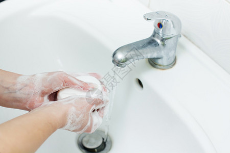 味你而来毛笔字在浴室里用肥皂洗手卫生背景