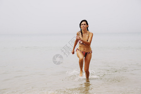 走在海边的35岁美女图片