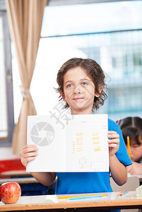 可爱的幼稚园小男孩拿着一本书背景图片
