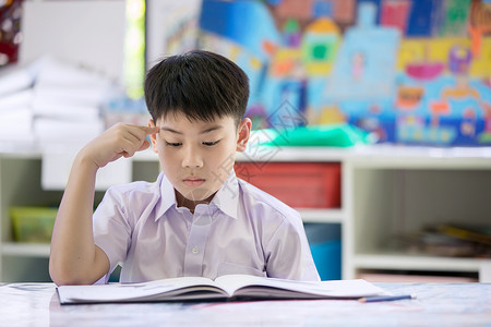 快乐的亚洲孩子读书和思考图片