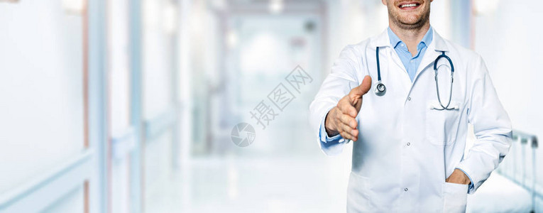 站在医院走廊的快乐友好医生站立信任和伙伴关系概念ACN9WGI图片