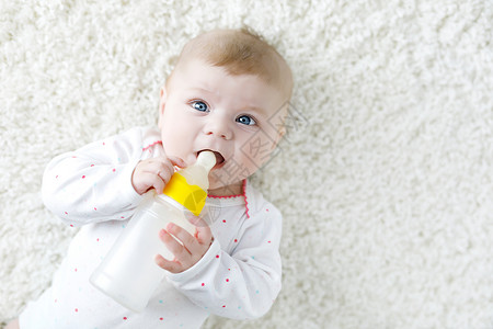 可爱的ewborn女婴拿着奶瓶喝配方奶婴儿的第一餐新出生的孩子图片