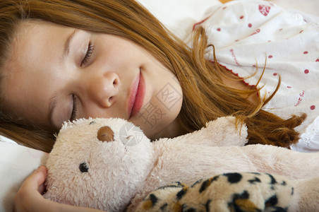 年轻少女与她最喜欢的童年玩具睡得安图片