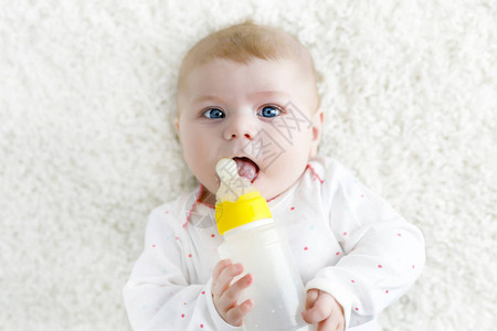 可爱的ewborn女婴拿着奶瓶喝配方奶婴儿的第一餐新出生的孩子图片