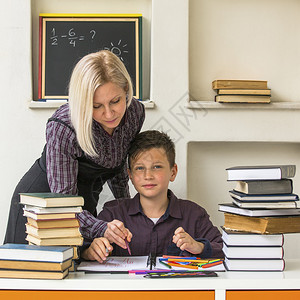 小学生和他的老师在教室里图片