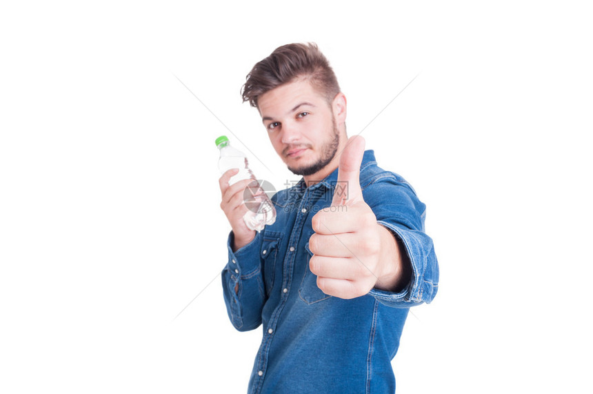 自信的人拿着水举着像手势一样的姿势图片