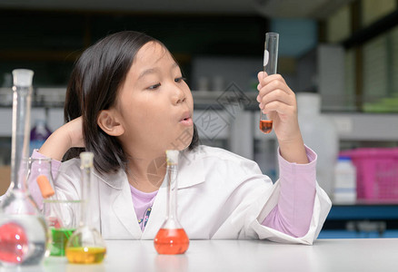 快乐的小科学家在实验室用试管在化学实验室做实验科图片