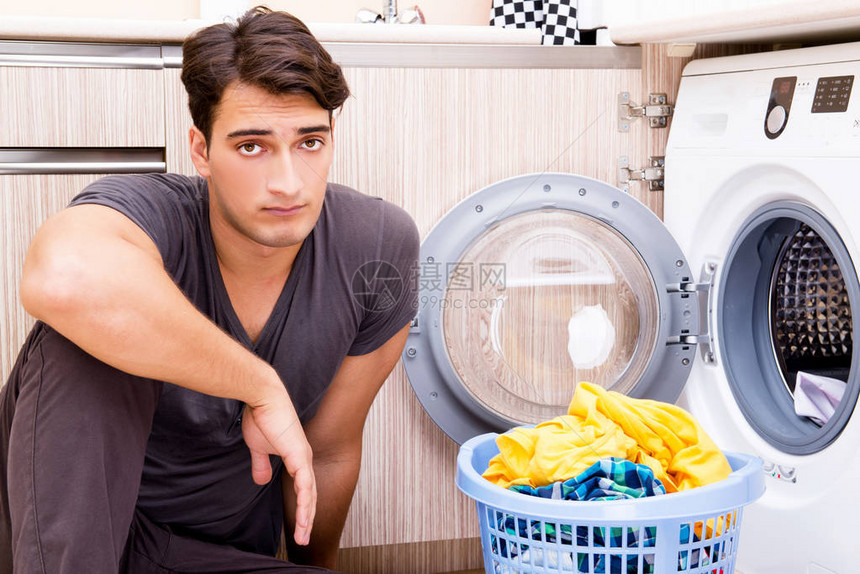 年轻丈夫在家洗衣服图片