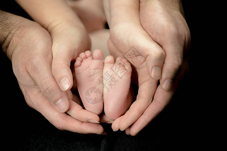 新生婴儿的脚在父母手中父母与孩子的图片
