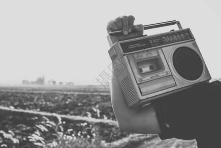 回忆和怀旧的照片老式收音机或盒式录音机在农村的图片