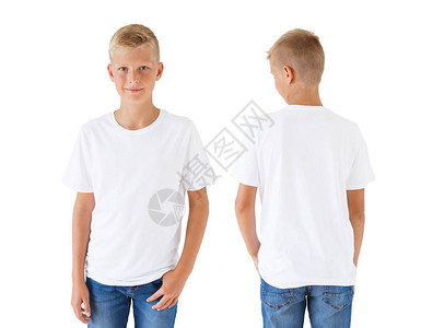 男孩的白色t恤样机模板图片