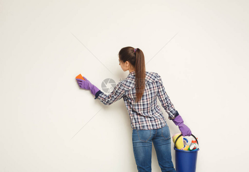 用海绵和洗涤剂清洗白色隔离墙图片