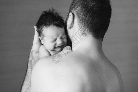 新生儿的婴儿和爸孩子哭泣在父亲肩膀图片