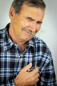 六十多岁的男人因心脏病发作而痛苦图片