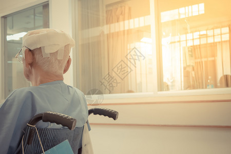 老年病人因轮椅而头部受伤的图片