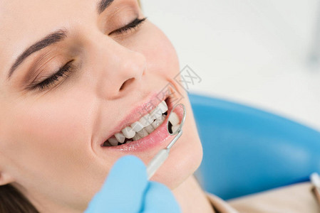 在现代牙科诊所用检查病人牙齿和图片