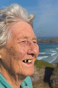 快乐的年老女士养恤金领取者图片