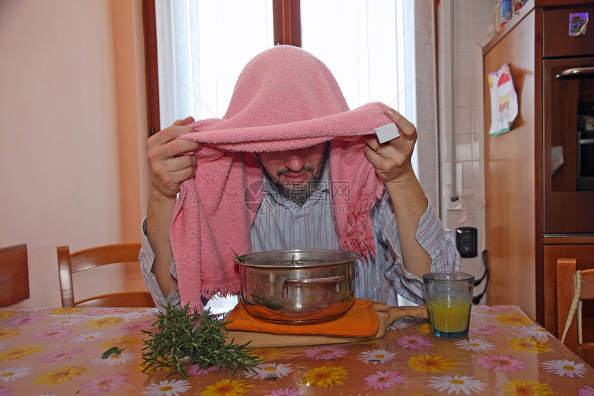 男人用粉色毛巾呼吸巴萨汽水蒸气以治图片