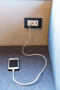 USBiPhone充电器女孩在充电时图片