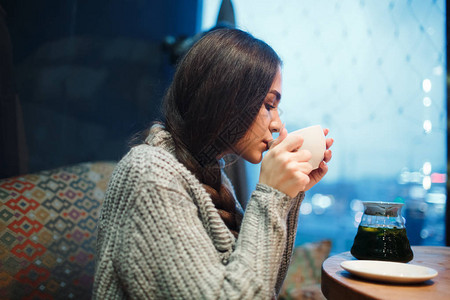 感冒或过敏症状用发烧打喷嚏的年轻女人在组织图片