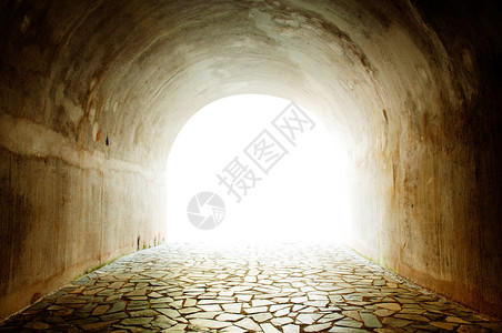 有光的隧道从出口进来图片