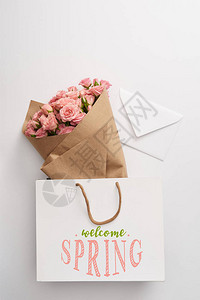 一束美丽的粉红玫瑰花和白色信封图片