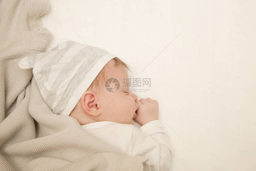 可爱的新生婴儿睡觉的肖像图片