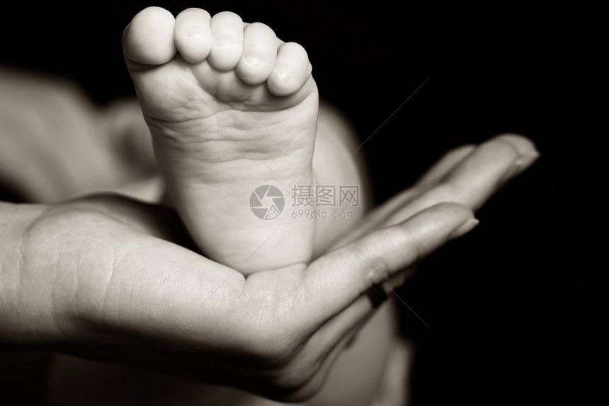 被母亲抱住的小新生脚黑白相图片