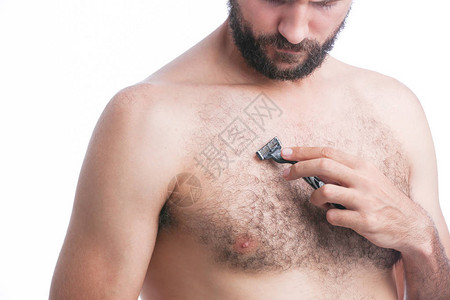 男人用剃须刀刮胸图片