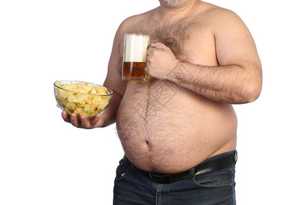 胖人拿着啤酒薯片和电视机在白图片