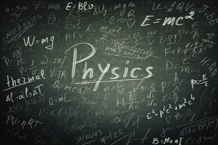 黑板背景粉笔写物理公式和方程背景图片