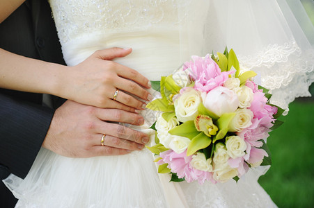 手和结婚戒指图片