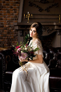 穿着白色礼服的美丽新娘肖像图片