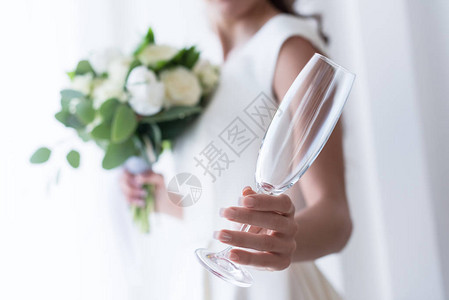 盛满空香槟杯的婚礼花束新娘有选择图片