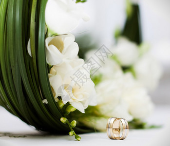 婚礼花束和戒指图片