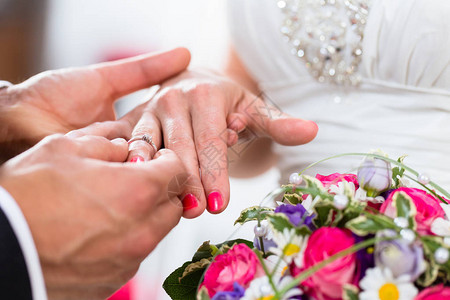 结婚时在新娘手指图片