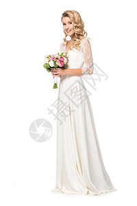 幸福的新娘抱着花束看着在白色上背景图片